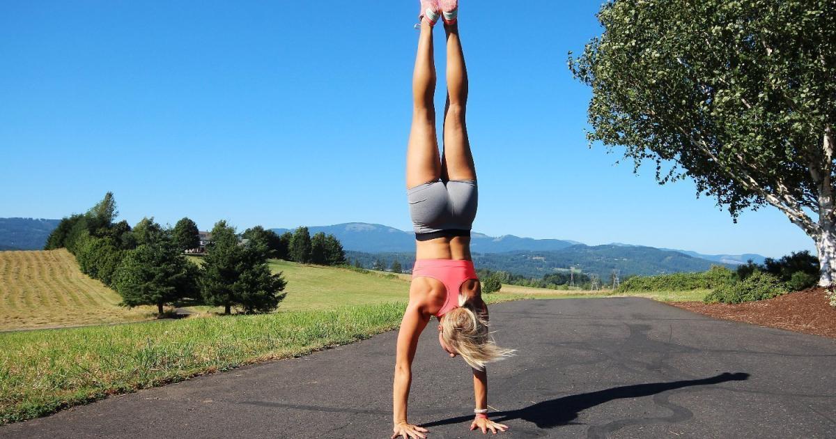 Интим фото голой гимнастки Магдалены севшей на шпагат