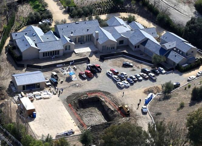 Η πισίνα του νέου σπιτιού της Kim Kardashian δεν είναι ακριβώς αυτό που περίμενες Η πισίνα του νέου σπιτιού της Kim Kardashian δεν είναι ακριβώς αυτό που περίμενες