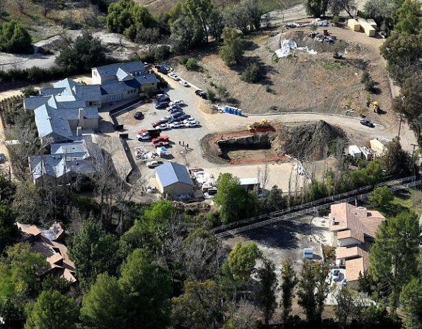 Η πισίνα του νέου σπιτιού της Kim Kardashian δεν είναι ακριβώς αυτό που περίμενες Η πισίνα του νέου σπιτιού της Kim Kardashian δεν είναι ακριβώς αυτό που περίμενες