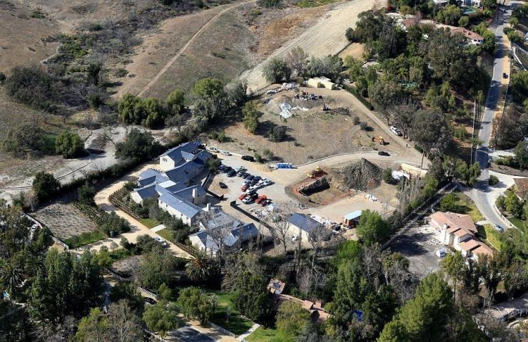 Η πισίνα του νέου σπιτιού της Kim Kardashian δεν είναι ακριβώς αυτό που περίμενες Η πισίνα του νέου σπιτιού της Kim Kardashian δεν είναι ακριβώς αυτό που περίμενες