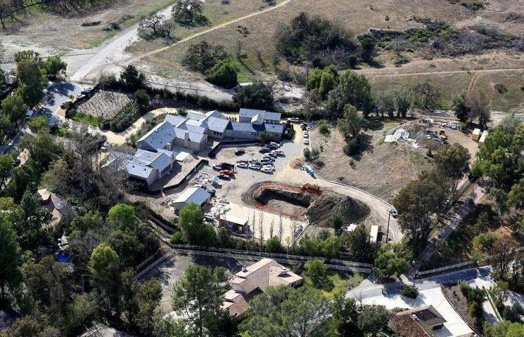 Η πισίνα του νέου σπιτιού της Kim Kardashian δεν είναι ακριβώς αυτό που περίμενες Η πισίνα του νέου σπιτιού της Kim Kardashian δεν είναι ακριβώς αυτό που περίμενες