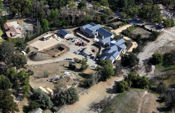 Η πισίνα του νέου σπιτιού της Kim Kardashian δεν είναι ακριβώς αυτό που περίμενες Η πισίνα του νέου σπιτιού της Kim Kardashian δεν είναι ακριβώς αυτό που περίμενες