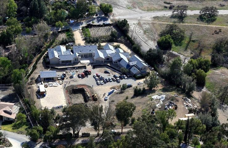 Η πισίνα του νέου σπιτιού της Kim Kardashian δεν είναι ακριβώς αυτό που περίμενες Η πισίνα του νέου σπιτιού της Kim Kardashian δεν είναι ακριβώς αυτό που περίμενες