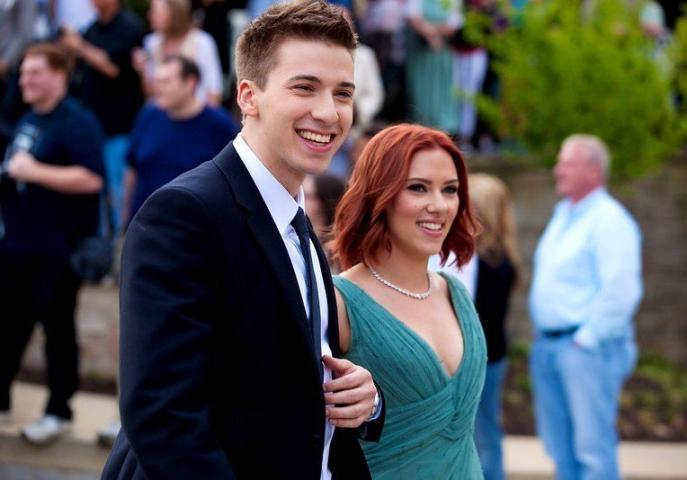 Ο δίδυμος αδερφός της Scarlett Johansson παραείναι γοητευτικός, δε νομίζεις; Ο δίδυμος αδερφός της Scarlett Johansson παραείναι γοητευτικός, δε νομίζεις;