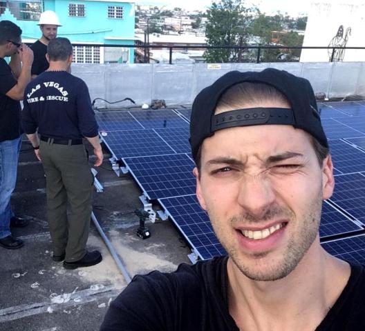 Ο δίδυμος αδερφός της Scarlett Johansson παραείναι γοητευτικός, δε νομίζεις; Ο δίδυμος αδερφός της Scarlett Johansson παραείναι γοητευτικός, δε νομίζεις;