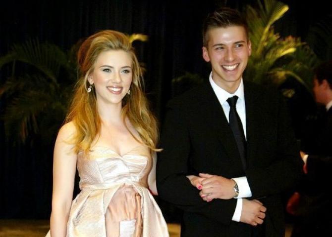 Ο δίδυμος αδερφός της Scarlett Johansson παραείναι γοητευτικός, δε νομίζεις; Ο δίδυμος αδερφός της Scarlett Johansson παραείναι γοητευτικός, δε νομίζεις;