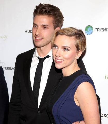 Ο δίδυμος αδερφός της Scarlett Johansson παραείναι γοητευτικός, δε νομίζεις; Ο δίδυμος αδερφός της Scarlett Johansson παραείναι γοητευτικός, δε νομίζεις;