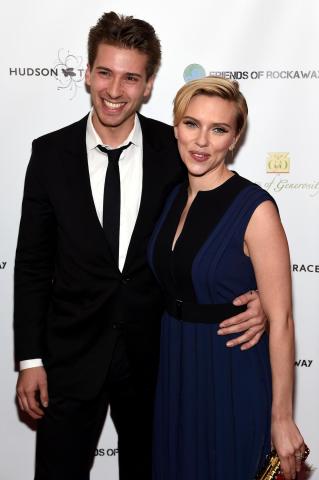 Ο δίδυμος αδερφός της Scarlett Johansson παραείναι γοητευτικός, δε νομίζεις; Ο δίδυμος αδερφός της Scarlett Johansson παραείναι γοητευτικός, δε νομίζεις;