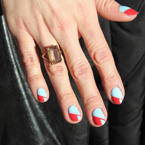 Two-toned mani: 7 ιδέες για χρωματικούς συνδυασμούς στο μανικιούρ Two-toned mani: 7 ιδέες για χρωματικούς συνδυασμούς στο μανικιούρ