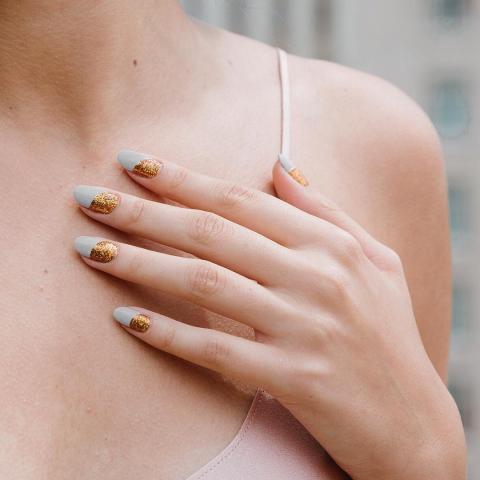 Two-toned mani: 7 ιδέες για χρωματικούς συνδυασμούς στο μανικιούρ Two-toned mani: 7 ιδέες για χρωματικούς συνδυασμούς στο μανικιούρ