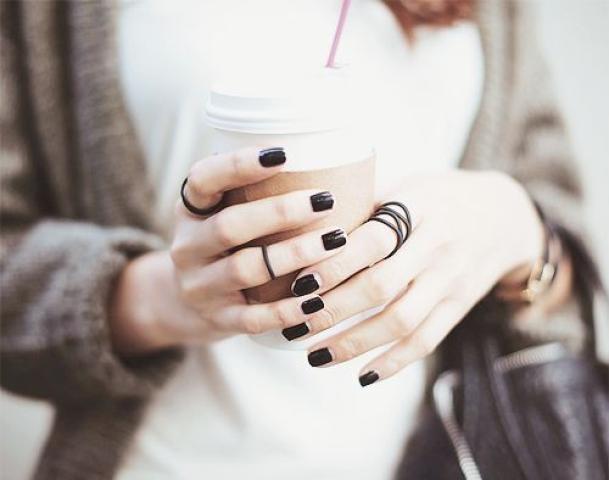 Τα 2 χρώματα στο μανικιούρ, ιδανικά για σένα που σ’ αρέσει να φοράς πολλά δαχτυλίδια Τα 2 χρώματα στο μανικιούρ, ιδανικά για σένα που σ’ αρέσει να φοράς πολλά δαχτυλίδια