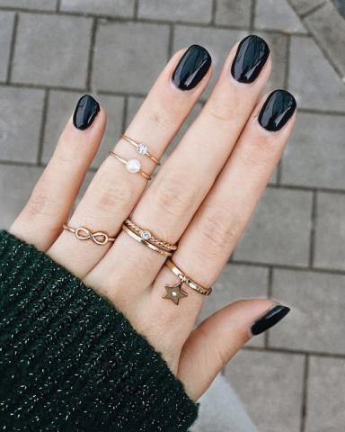 Τα 2 χρώματα στο μανικιούρ, ιδανικά για σένα που σ’ αρέσει να φοράς πολλά δαχτυλίδια Τα 2 χρώματα στο μανικιούρ, ιδανικά για σένα που σ’ αρέσει να φοράς πολλά δαχτυλίδια