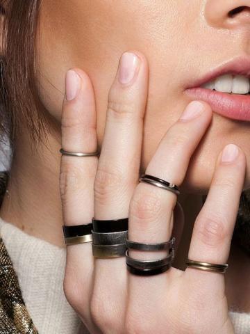 Τα 2 χρώματα στο μανικιούρ, ιδανικά για σένα που σ’ αρέσει να φοράς πολλά δαχτυλίδια Τα 2 χρώματα στο μανικιούρ, ιδανικά για σένα που σ’ αρέσει να φοράς πολλά δαχτυλίδια