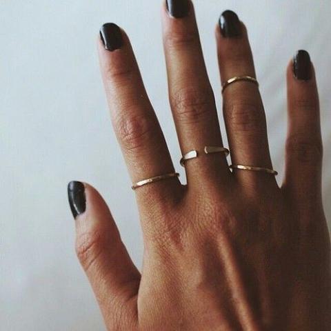 Τα 2 χρώματα στο μανικιούρ, ιδανικά για σένα που σ’ αρέσει να φοράς πολλά δαχτυλίδια Τα 2 χρώματα στο μανικιούρ, ιδανικά για σένα που σ’ αρέσει να φοράς πολλά δαχτυλίδια