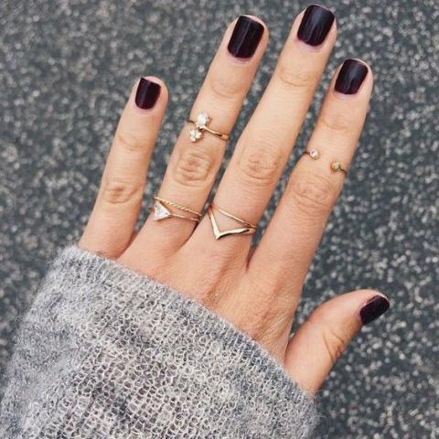 Τα 2 χρώματα στο μανικιούρ, ιδανικά για σένα που σ’ αρέσει να φοράς πολλά δαχτυλίδια Τα 2 χρώματα στο μανικιούρ, ιδανικά για σένα που σ’ αρέσει να φοράς πολλά δαχτυλίδια