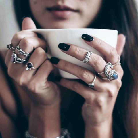 Τα 2 χρώματα στο μανικιούρ, ιδανικά για σένα που σ’ αρέσει να φοράς πολλά δαχτυλίδια Τα 2 χρώματα στο μανικιούρ, ιδανικά για σένα που σ’ αρέσει να φοράς πολλά δαχτυλίδια