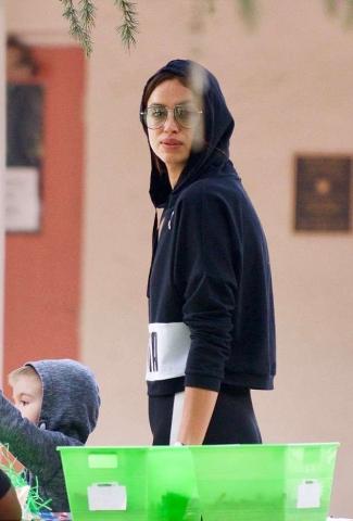 Ο Bradley Cooper πέρασε το Πάσχα μοιράζοντας φιλιά στη γυναίκα της ζωής του Ο Bradley Cooper πέρασε το Πάσχα μοιράζοντας φιλιά στη γυναίκα της ζωής του