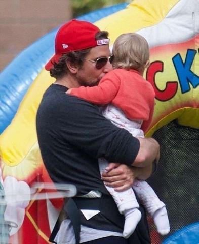 Ο Bradley Cooper πέρασε το Πάσχα μοιράζοντας φιλιά στη γυναίκα της ζωής του Ο Bradley Cooper πέρασε το Πάσχα μοιράζοντας φιλιά στη γυναίκα της ζωής του