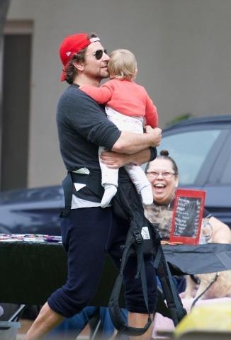 Ο Bradley Cooper πέρασε το Πάσχα μοιράζοντας φιλιά στη γυναίκα της ζωής του Ο Bradley Cooper πέρασε το Πάσχα μοιράζοντας φιλιά στη γυναίκα της ζωής του