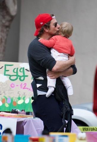 Ο Bradley Cooper πέρασε το Πάσχα μοιράζοντας φιλιά στη γυναίκα της ζωής του Ο Bradley Cooper πέρασε το Πάσχα μοιράζοντας φιλιά στη γυναίκα της ζωής του