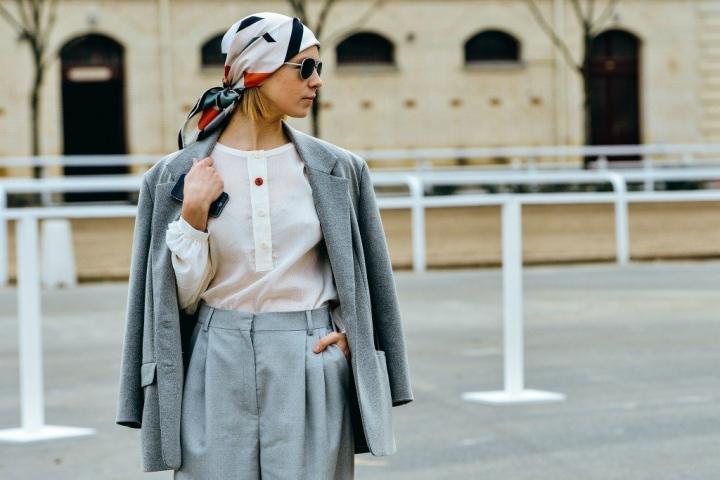 7 ξεχωριστοί τρόποι να φορέσεις το φουλάρι σου 7 ξεχωριστοί τρόποι να φορέσεις το φουλάρι σου