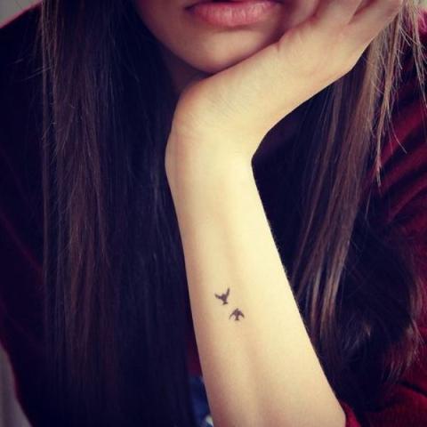 Tiny tattoos: Οι πιο πρωτότυπες ιδέες για διακριτικά τατουάζ Tiny tattoos: Οι πιο πρωτότυπες ιδέες για διακριτικά τατουάζ