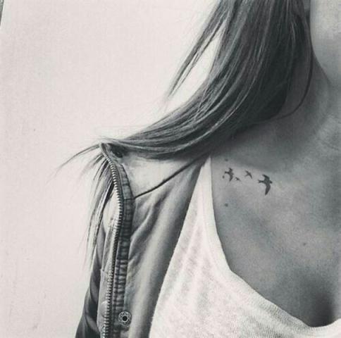 Tiny tattoos: Οι πιο πρωτότυπες ιδέες για διακριτικά τατουάζ Tiny tattoos: Οι πιο πρωτότυπες ιδέες για διακριτικά τατουάζ