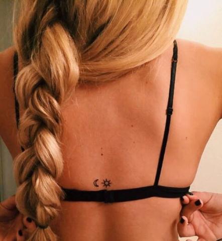 Tiny tattoos: Οι πιο πρωτότυπες ιδέες για διακριτικά τατουάζ Tiny tattoos: Οι πιο πρωτότυπες ιδέες για διακριτικά τατουάζ