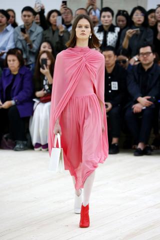 Κι όμως! Τα αταίριαστα παπούτσια είναι το νέο trend του καλοκαιριού Κι όμως! Τα αταίριαστα παπούτσια είναι το νέο trend του καλοκαιριού