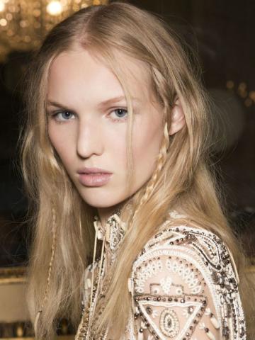 Τα highlights είναι το βασικό συστατικό για υπέροχα ξανθά μαλλιά Τα highlights είναι το βασικό συστατικό για υπέροχα ξανθά μαλλιά