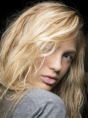 Τα highlights είναι το βασικό συστατικό για υπέροχα ξανθά μαλλιά Τα highlights είναι το βασικό συστατικό για υπέροχα ξανθά μαλλιά