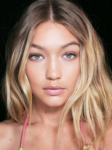 Τα highlights είναι το βασικό συστατικό για υπέροχα ξανθά μαλλιά Τα highlights είναι το βασικό συστατικό για υπέροχα ξανθά μαλλιά