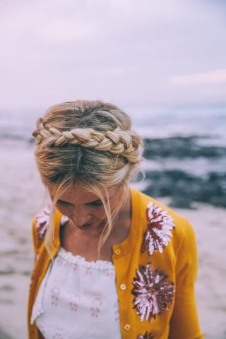 Braided crown hair: Πώς να κάνεις μόνη σου το πιο ρομαντικό χτένισμα Braided crown hair: Πώς να κάνεις μόνη σου το πιο ρομαντικό χτένισμα