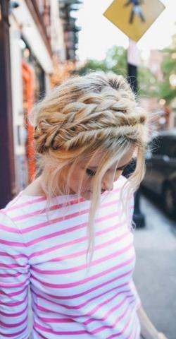 Braided crown hair: Πώς να κάνεις μόνη σου το πιο ρομαντικό χτένισμα Braided crown hair: Πώς να κάνεις μόνη σου το πιο ρομαντικό χτένισμα