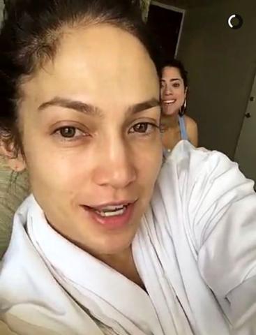 Jennifer Lopez: 10 φορές που τόλμησε να φωτογραφηθεί εντελώς αμακιγιάριστη Jennifer Lopez: 10 φορές που τόλμησε να φωτογραφηθεί εντελώς αμακιγιάριστη