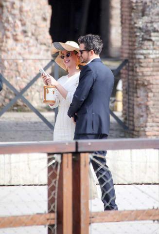 Η Katy Perry στο Κολοσσαίο με outfit αλά Audrey Η Katy Perry στο Κολοσσαίο με outfit αλά Audrey