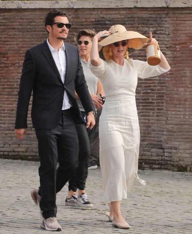 Η Katy Perry στο Κολοσσαίο με outfit αλά Audrey Η Katy Perry στο Κολοσσαίο με outfit αλά Audrey