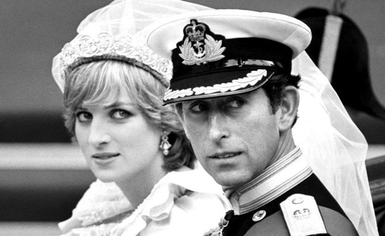 Το μεγάλο «μυστικό» του παλατιού: Η λεπτομέρεια που κανείς μέχρι σήμερα δεν είχε προσέξει στις φωτογραφίες Charles - Diana Το μεγάλο «μυστικό» του παλατιού: Η λεπτομέρεια που κανείς μέχρι σήμερα δεν είχε προσέξει στις φωτογραφίες Charles - Diana