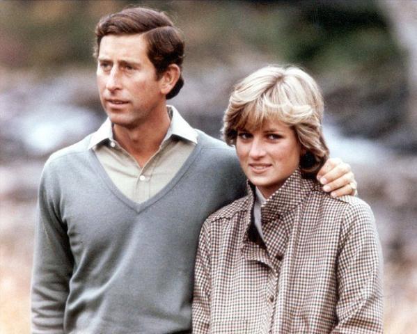 Το μεγάλο «μυστικό» του παλατιού: Η λεπτομέρεια που κανείς μέχρι σήμερα δεν είχε προσέξει στις φωτογραφίες Charles - Diana Το μεγάλο «μυστικό» του παλατιού: Η λεπτομέρεια που κανείς μέχρι σήμερα δεν είχε προσέξει στις φωτογραφίες Charles - Diana