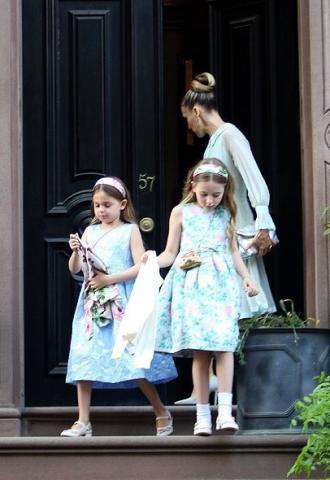 Sarah Jessica Parker: Η σπάνια δημόσια εμφάνιση με τις δίδυμες κόρες της Sarah Jessica Parker: Η σπάνια δημόσια εμφάνιση με τις δίδυμες κόρες της
