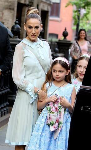Sarah Jessica Parker: Η σπάνια δημόσια εμφάνιση με τις δίδυμες κόρες της Sarah Jessica Parker: Η σπάνια δημόσια εμφάνιση με τις δίδυμες κόρες της