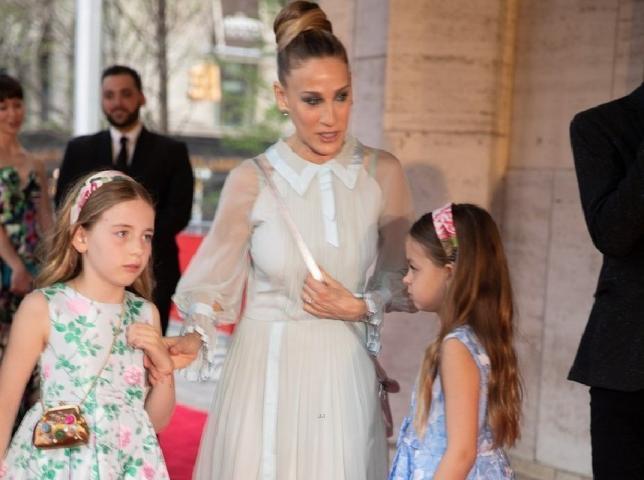 Sarah Jessica Parker: Η σπάνια δημόσια εμφάνιση με τις δίδυμες κόρες της Sarah Jessica Parker: Η σπάνια δημόσια εμφάνιση με τις δίδυμες κόρες της