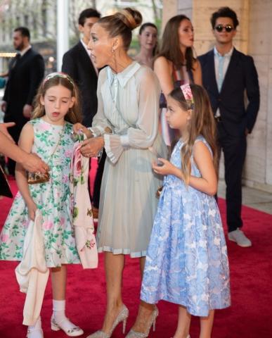Sarah Jessica Parker: Η σπάνια δημόσια εμφάνιση με τις δίδυμες κόρες της Sarah Jessica Parker: Η σπάνια δημόσια εμφάνιση με τις δίδυμες κόρες της