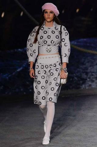 Ο οίκος Chanel δημιούργησε ένα ολόκληρο κρουαζιερόπλοιο αυτή τη φορά για την Cruise 2019 Ο οίκος Chanel δημιούργησε ένα ολόκληρο κρουαζιερόπλοιο αυτή τη φορά για την Cruise 2019