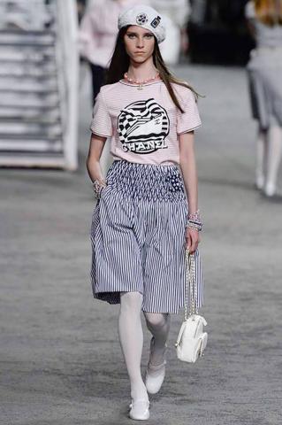 Ο οίκος Chanel δημιούργησε ένα ολόκληρο κρουαζιερόπλοιο αυτή τη φορά για την Cruise 2019 Ο οίκος Chanel δημιούργησε ένα ολόκληρο κρουαζιερόπλοιο αυτή τη φορά για την Cruise 2019