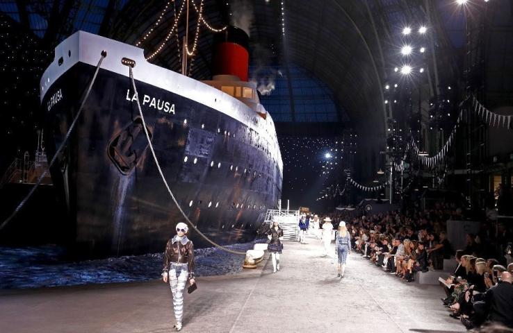 Ο οίκος Chanel δημιούργησε ένα ολόκληρο κρουαζιερόπλοιο αυτή τη φορά για την Cruise 2019 Ο οίκος Chanel δημιούργησε ένα ολόκληρο κρουαζιερόπλοιο αυτή τη φορά για την Cruise 2019