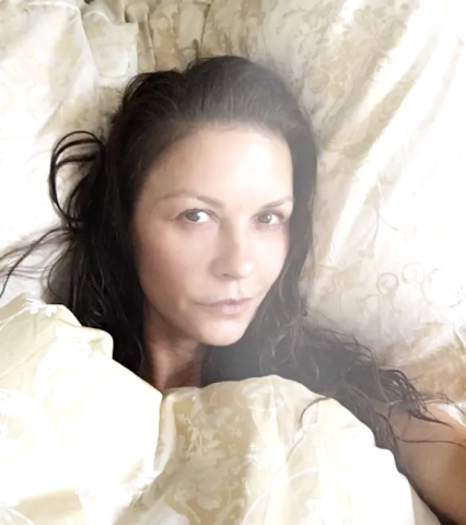 Catherine Zeta-Jones: Θα την αναγνώριζες χωρίς ίχνος μακιγιάζ; Catherine Zeta-Jones: Θα την αναγνώριζες χωρίς ίχνος μακιγιάζ;