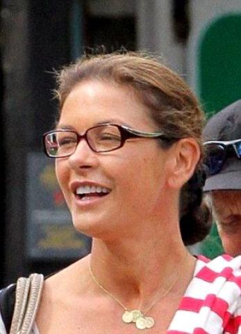 Catherine Zeta-Jones: Θα την αναγνώριζες χωρίς ίχνος μακιγιάζ; Catherine Zeta-Jones: Θα την αναγνώριζες χωρίς ίχνος μακιγιάζ;