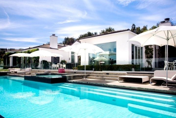 Η εκκεντρική βίλα που πουλά η Gwen Stefani στο Beverly Hills έχει μέχρι και… κοτέτσι! Η εκκεντρική βίλα που πουλά η Gwen Stefani στο Beverly Hills έχει μέχρι και… κοτέτσι!