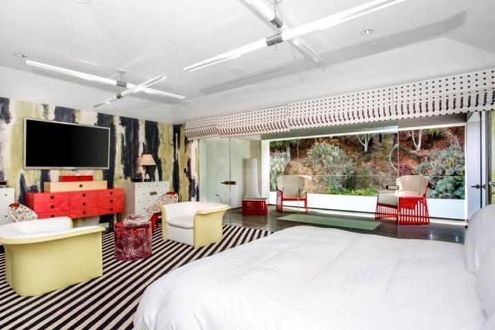 Η εκκεντρική βίλα που πουλά η Gwen Stefani στο Beverly Hills έχει μέχρι και… κοτέτσι! Η εκκεντρική βίλα που πουλά η Gwen Stefani στο Beverly Hills έχει μέχρι και… κοτέτσι!